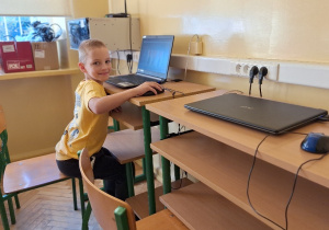 Uczniowie klasy 1a podczas zajęć w pracowni komputerowej.