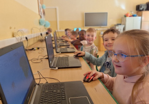 Uczniowie klasy 1a podczas zajęć w pracowni komputerowej.