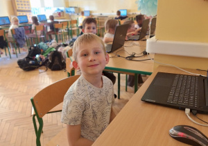 Uczniowie klasy 1a podczas zajęć w pracowni komputerowej.