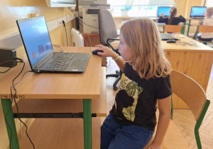 Uczniowie klasy 1a podczas zajęć w pracowni komputerowej.
