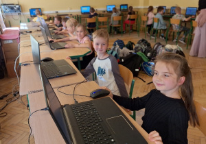 Uczniowie klasy 1a podczas zajęć w pracowni komputerowej.