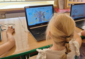 Uczniowie klasy 1a podczas zajęć w pracowni komputerowej.