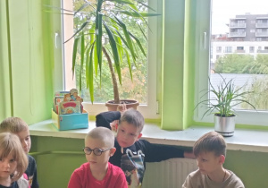 Ogólnopolski Dzień Głośnego Czytania i świetliczaki w bibliotece szkolnej.