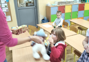 Ogólnopolski Dzień Głośnego Czytania i świetliczaki w bibliotece szkolnej.