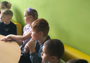 Ogólnopolski Dzień Głośnego Czytania i świetliczaki w bibliotece szkolnej.