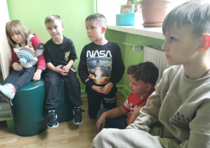 Ogólnopolski Dzień Głośnego Czytania i świetliczaki w bibliotece szkolnej.