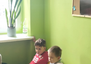 Ogólnopolski Dzień Głośnego Czytania i świetliczaki w bibliotece szkolnej.