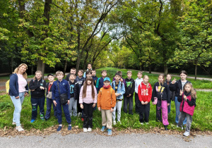 Zajęcia terenowe w Parku na Zdrowiu klasy 5b_pamiątkowe zdjęcie klasowe z wychowawczynią, p. Grażyną Kosmalą.