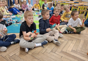 Uczniowie klasy 1a podczas zajęć muzycznych z wykorzystaniem instrumentów.