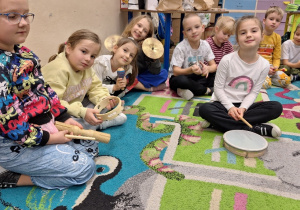 Uczniowie klasy 1a podczas zajęć muzycznych z wykorzystaniem instrumentów.