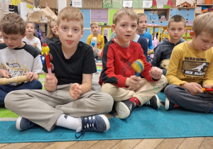 Uczniowie klasy 1a podczas zajęć muzycznych z wykorzystaniem instrumentów.