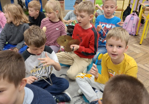 Uczniowie klasy 1a podczas zajęć muzycznych z wykorzystaniem instrumentów.