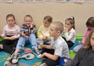 Uczniowie klasy 1a podczas zajęć muzycznych z wykorzystaniem instrumentów.