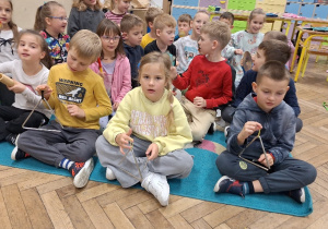 Uczniowie klasy 1a podczas zajęć muzycznych z wykorzystaniem instrumentów.