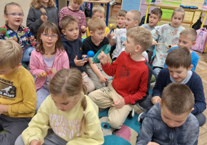 Uczniowie klasy 1a podczas zajęć muzycznych z wykorzystaniem instrumentów.