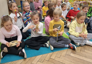 Uczniowie klasy 1a podczas zajęć muzycznych z wykorzystaniem instrumentów.