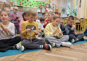 Uczniowie klasy 1a podczas zajęć muzycznych z wykorzystaniem instrumentów.