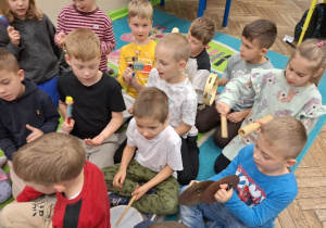 Uczniowie klasy 1a podczas zajęć muzycznych z wykorzystaniem instrumentów.