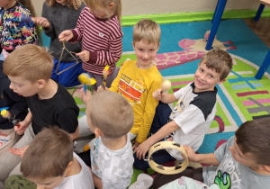Uczniowie klasy 1a podczas zajęć muzycznych z wykorzystaniem instrumentów.