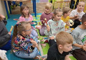 Uczniowie klasy 1a podczas zajęć muzycznych z wykorzystaniem instrumentów.