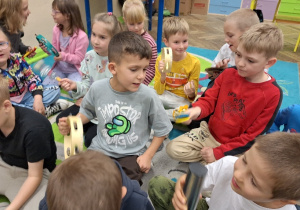 Uczniowie klasy 1a podczas zajęć muzycznych z wykorzystaniem instrumentów.