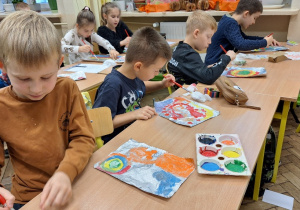 Jesienne drzewo_uczniowie klasy 1a podczas ekspresji twórczej z wykorzystaniem folii aluminiowej.
