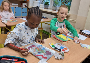 Jesienne drzewo_uczniowie klasy 1a podczas ekspresji twórczej z wykorzystaniem folii aluminiowej.