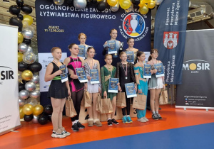 Pamiątkowe zdjęcia zawodniczek ogólnopolskich zawodach Olimpijka Cup o Puchar Ziemi Łódzkiej.