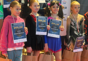 Pamiątkowe zdjęcia zawodniczek ogólnopolskich zawodach Olimpijka Cup o Puchar Ziemi Łódzkiej.