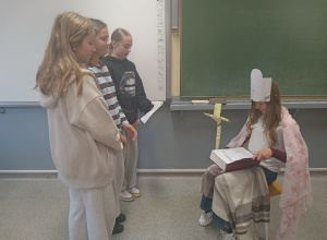 Klasa 6a w scenkach o reformacji i kontrreformacji.