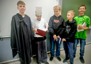 Uczniowie klasy 6a w scence o reformacji i kontrreformacji.