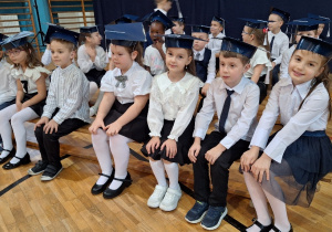Uroczyste ślubowanie uczniów klas pierwszych_klasa 1a tuż przed uroczystością.