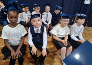 Uroczyste ślubowanie uczniów klas pierwszych_klasa 1a tuż przed uroczystością.
