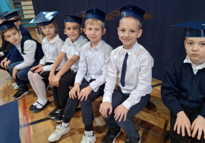 Uroczyste ślubowanie uczniów klas pierwszych_klasa 1a tuż przed uroczystością.