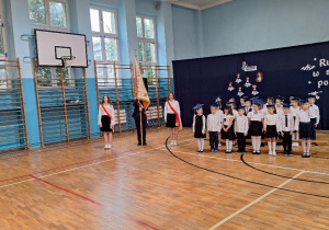 Uroczyste ślubowanie uczniów klas pierwszych_wprowadzenie Pocztu Sztandarowego szkoły.