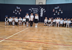 Uroczyste ślubowanie uczniów klas pierwszych_część artystyczna w wykonaniu uczniów klasy 1a.