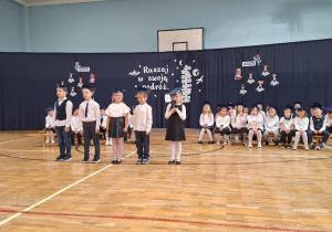 Uroczyste ślubowanie uczniów klas pierwszych_część artystyczna w wykonaniu uczniów klasy 1a.