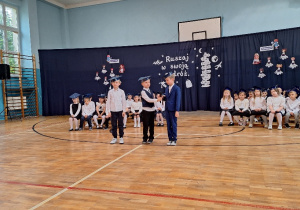 Uroczyste ślubowanie uczniów klas pierwszych_część artystyczna w wykonaniu uczniów klasy 1a.