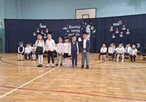 Uroczyste ślubowanie uczniów klas pierwszych_część artystyczna w wykonaniu uczniów klasy 1b.