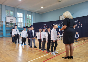 Uroczyste ślubowanie uczniów klas pierwszych_moment pasowania na ucznia szkoły przez Panią Dyrektor Monikę Siedmiogrodzką.