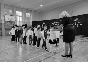 Uroczyste ślubowanie uczniów klas pierwszych_moment pasowania na ucznia szkoły przez Panią Dyrektor Monikę Siedmiogrodzką.