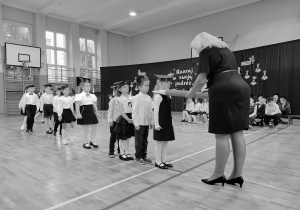 Uroczyste ślubowanie uczniów klas pierwszych_moment pasowania na ucznia szkoły przez Panią Dyrektor Monikę Siedmiogrodzką.