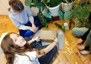Uczniowie klasy 6b podczas tworzenia dworków szlacheckich.