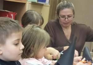 Uczniowie świetlicy podczas twórczych działań.