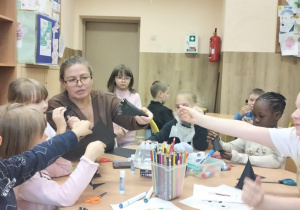 Uczniowie świetlicy podczas twórczych działań.