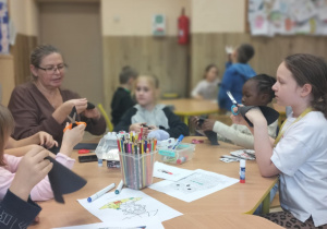 Uczniowie świetlicy podczas twórczych działań.