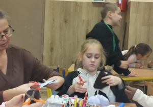 Uczniowie świetlicy podczas twórczych działań.