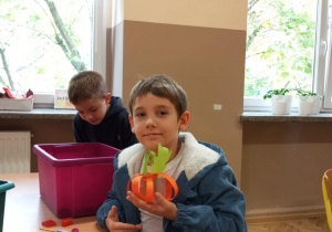 Uczeń klasy 2a prezentujący swoją pracę_dynię.
