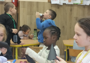 Uczniowie świetlicy podczas twórczych działań.