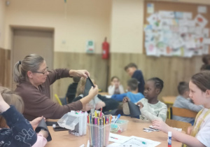 Uczniowie świetlicy podczas twórczych działań.